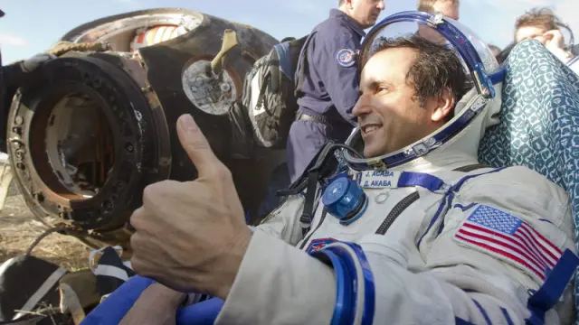 El astronauta estadounidense Joseph Acaba, saluda tras su aterrizaje