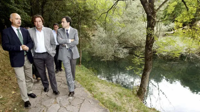El presidente de la CHE visita el nacimiento del Ebro.