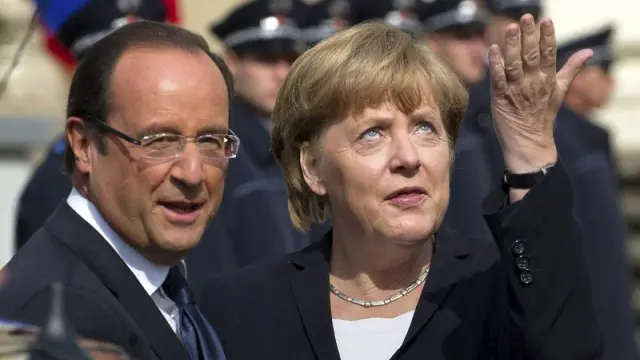Hollande y Merkel, durante el acto