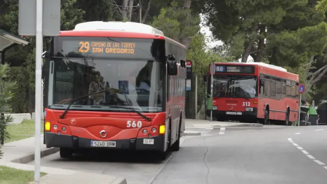 Un autobús urbano, por las calles de Zaragoza