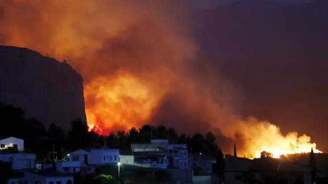 El fuego rodeaba Chulilla (Valencia) durante la noche