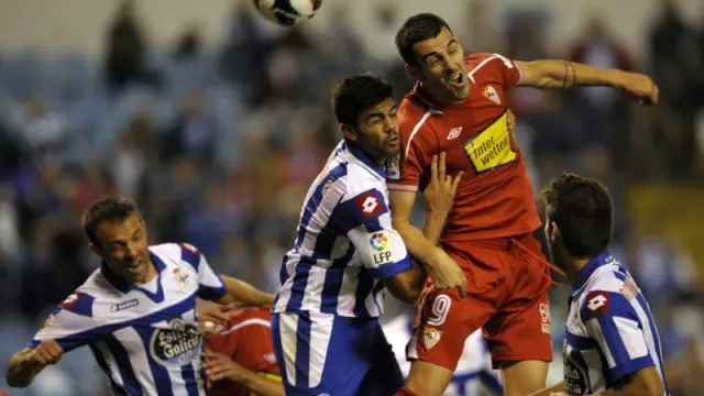 Álvaro Negredo da un cabezado ante el Deportivo de La Coruña