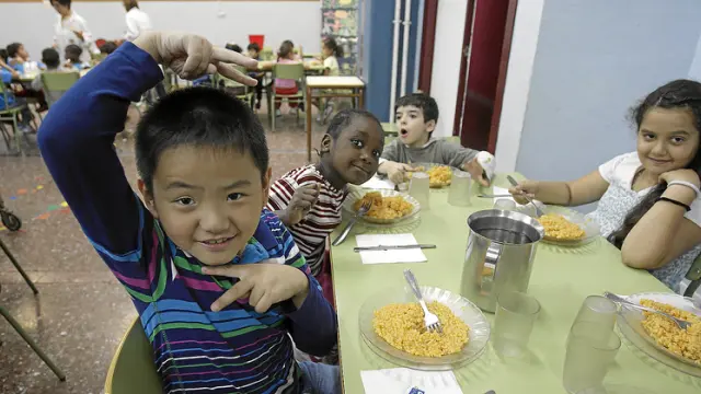 Un grupo de niños, en el comedor del colegio Santo Domingo.