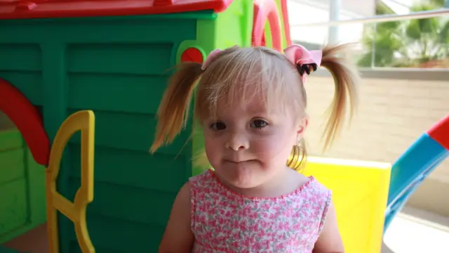 La pequeña Adriana, de dos años y medio, participa en las actividades de la Fundación Down.