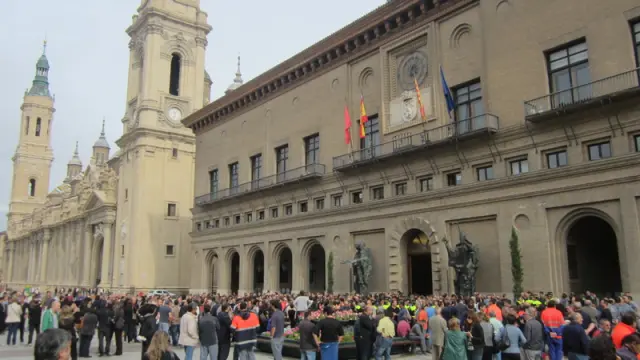 Concentración de trabajadores municipales en la Plaza del Pilar.