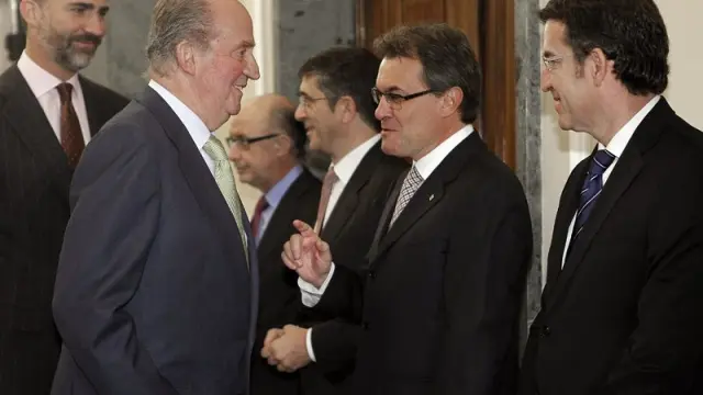 Foto de archivo del Rey saludando a Artur Mas