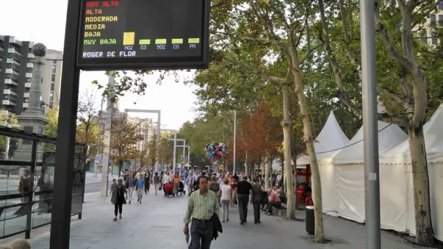 Una pantalla informa de los niveles de contaminación en Zaragoza.