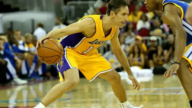 Nash jugó su primer partido con los Lakers