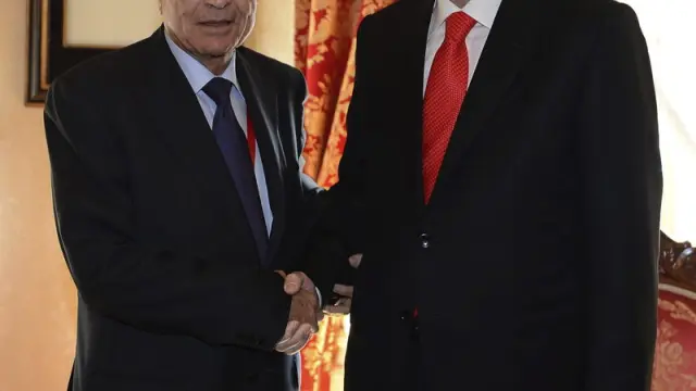 El primer ministro turco, Recep Tayyip Erdogan (d), junto al secretario general de la Liga Árabe, Nabil Elaraby,