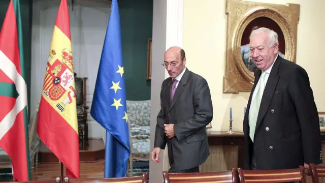 Margallo (d) se ha reunido con el delegado del Gobierno en el País Vasco