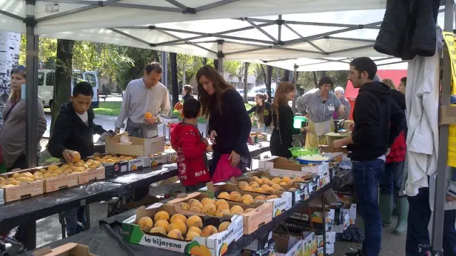 Cientos de personas comen gratis en el campus universitario