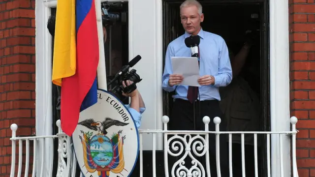 Assange en la embajada ecuatoriana el pasado agosto