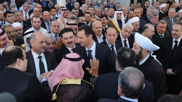 Al Assad apareció rodeado de sus colaboradores