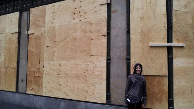 Susana ante un escaparate blindado con madera