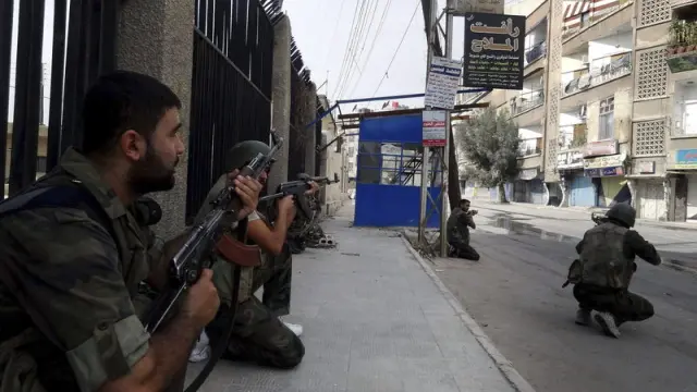 Soldados sirios patrullan una calle de Damasco.