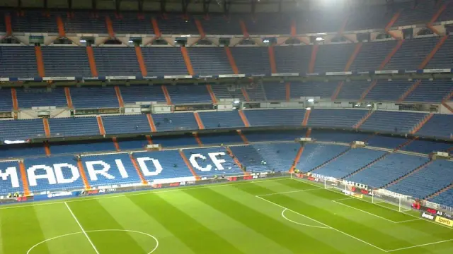 El Santiago Bernabéu, practicamente vacío una hora antes del partido