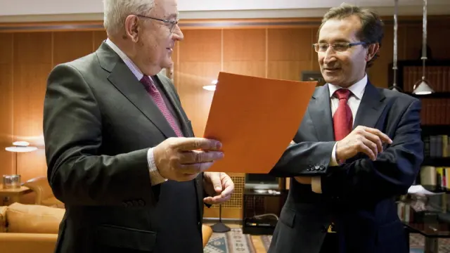 José Ángel Biel recibe de manos de José Luis Saz el proyecto de presupuestos