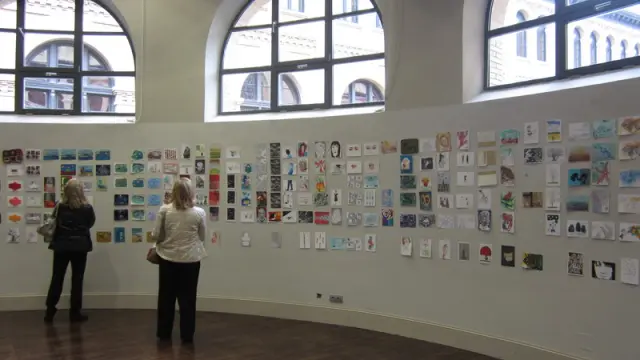Las postales decoran las paredes del una sala de Paraninfo