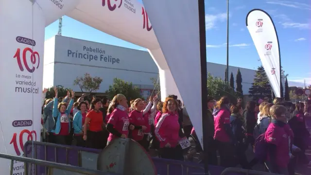 Miles de zaragozanas corriendo contra el cáncer de mama, en una imagen de archivo