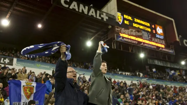 Aficion apoyando al Real Zaragoza en un partido de la Romareda