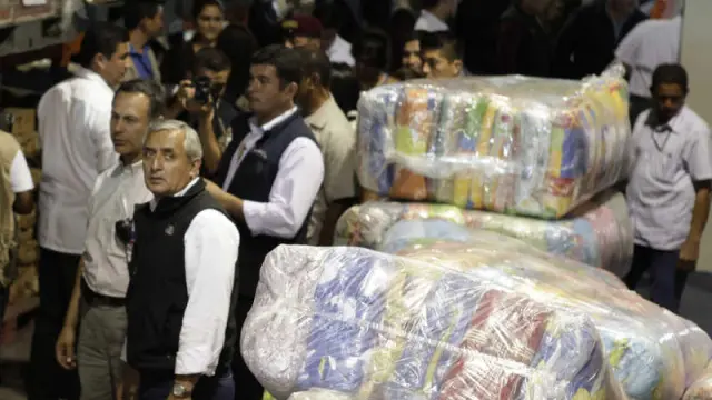 El presidente Otto Pérez Molina revisa los paquetes de ayuda para los damnificados.