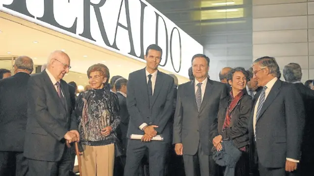 José Luis Borau, Pilar de Yarza, Eugenio Arraiza, Marcelino Iglesias, Claudia Faci y Fernando de Yarza, a las puertas de la rotativa de HERALDO.