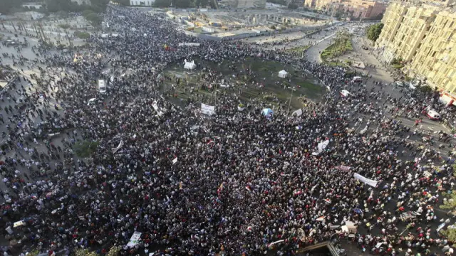 La oposición ha vuelto a tomar la plaza Tahrir tras las últimas decisiones del presidente.
