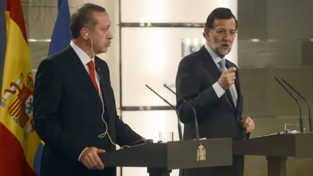 El primer ministro turco junto a Mariano Rajoy tras la cumbre entre Turquía y España