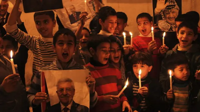 Unos niños encienden velas en una manifestación en el campo de refugiados de Balata.