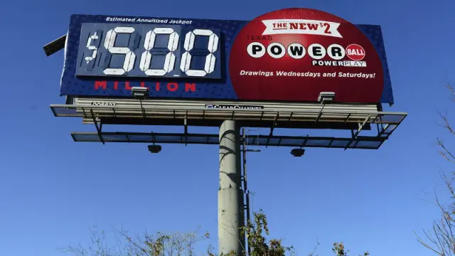 Un cartel publicitario de la lotería del Powerball en una carretera de Dallas.