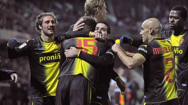 Los jugadores del Zaragoza celebran el gol de Josemari