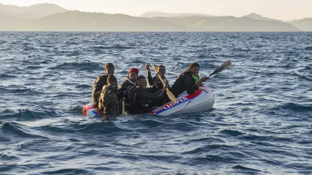 Inmigrantes intentado entrar en España a través del Estrecho