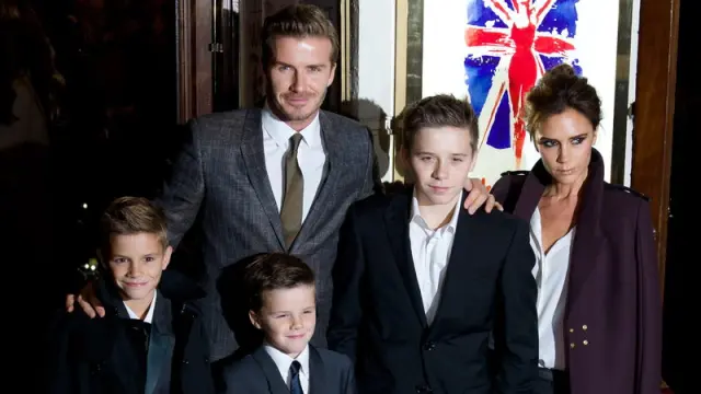 Victoria Beckham junto a su marido y tres de sus cuatro hijos.