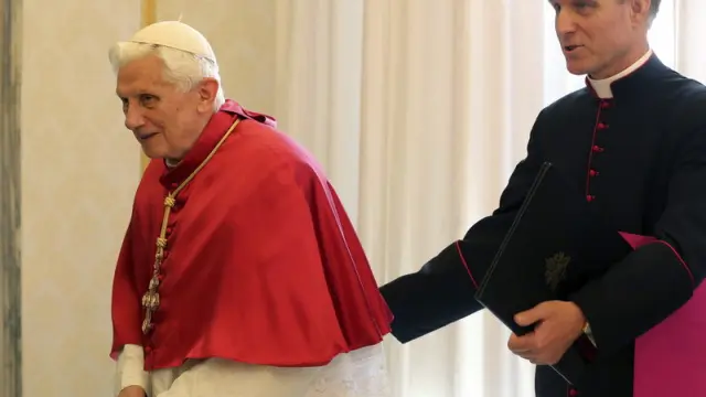 El Papa Benedicto XVI junto a su secretario.