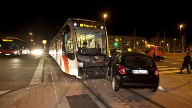 El tranvía y el coche tras la colisión