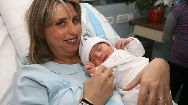 Gerard, el primer bebé del año, con su madre