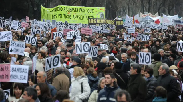 Miles de personas salen a la calle para protestar por la privatización sanitaria en Madrid