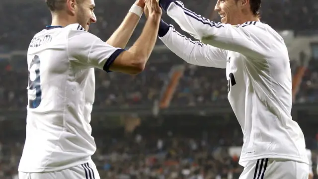 Cristiano Ronaldo celebra uno de sus goles con Benzema.