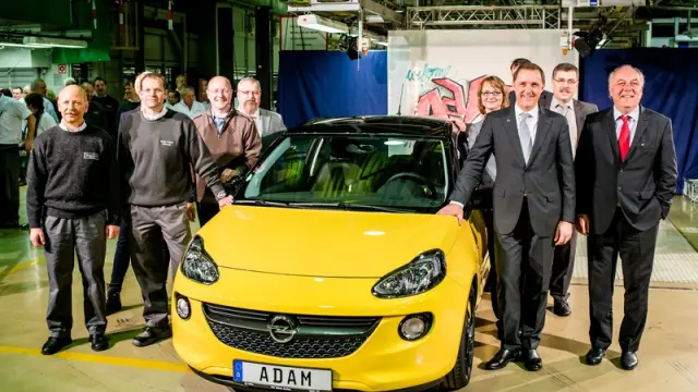 Girsky (segundo por la derecha) en la presentación del nuevo Opel Adam