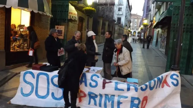 La mesa de recogida de firmas, al comienzo de la calle Villahermosa