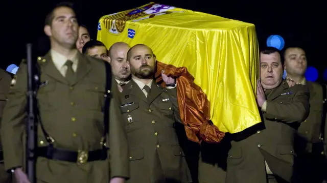 Familiares y autoridades han recibido los restos mortales del sargento