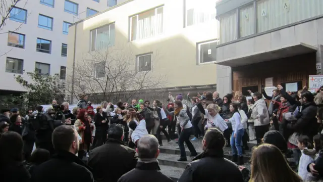 Un 'flashmob' en contra del cierre de la Biblioteca de Aragón los sábados