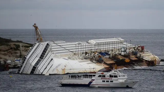 El Costa Concordia continúa encallado en la isla de Giglio