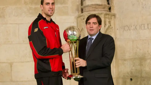 Raynaldo Benito y Pablo Aguilar, con el trofeo