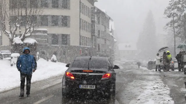 Una carretera con hielo y nieve, en Canfranc.