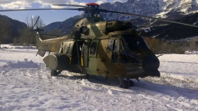 Helicóptero que participa en el operativo de evacuación.
