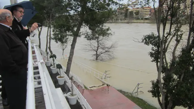 El acceso a la ribera del Ebro en Zaragoza ha sido cortado al público por el ascenso del caudal