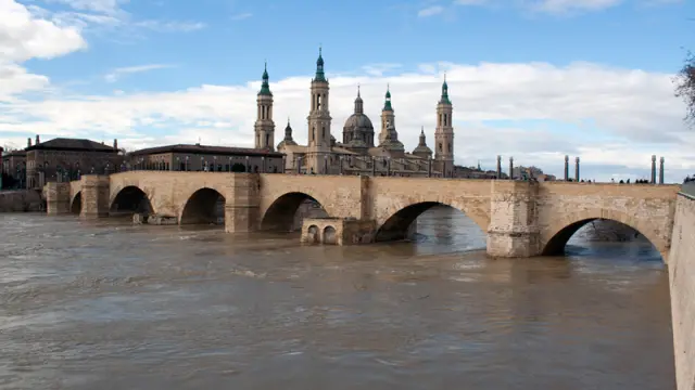 La subida del caudal del Ebro obliga a cerrar al público la ribera del Ebro