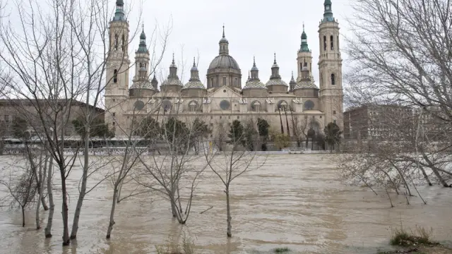 La riada, a su paso por Zaragoza