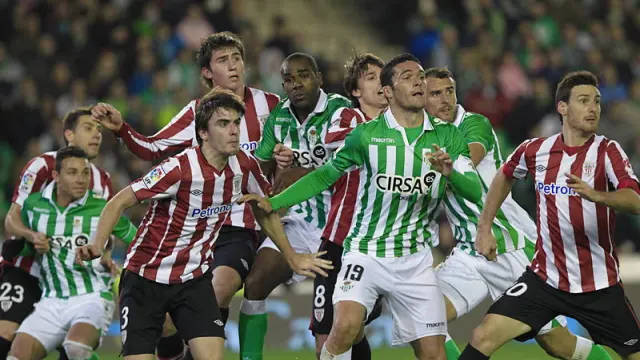 Jugadores del Betis y del Athletic de Bilbao durante el encuentro disputado en Sevilla.